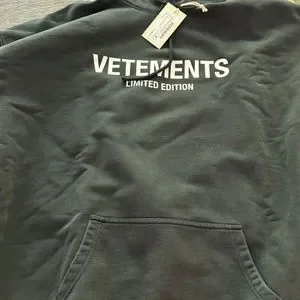 トップス VETEMENTS 23AW LIMITED EDITION HOODIE Sweatshirt VETEMENTS 'Limited Edition' Hoodie UE64HD600B